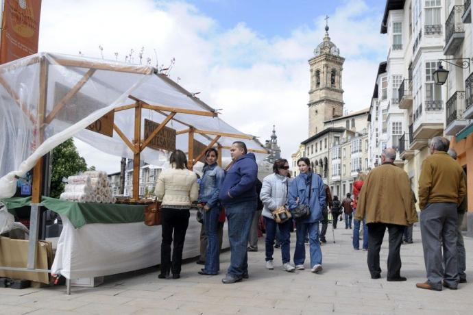 Personas viendo los puestos del Mercado de la Almendra.