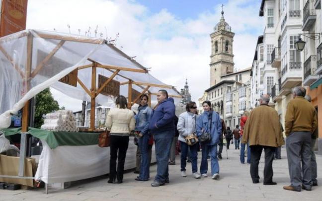 Personas viendo los puestos del Mercado de la Almendra.