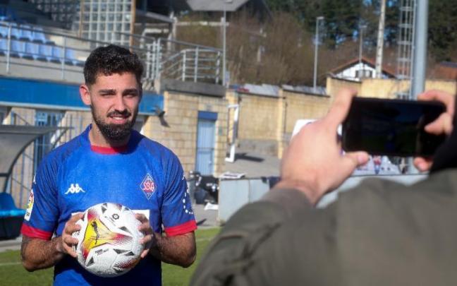 Peru Nolaskoain durante su presentación en el Amorebieta.