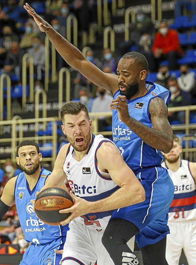 Peters se ve intimidado por Eyenga en su intento de darse la vuelta en el poste bajo. Foto: ACB Photo/A. Pacheco