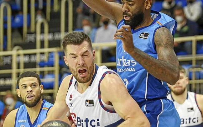 Peters se ve intimidado por Eyenga en su intento de darse la vuelta en el poste bajo. Foto: ACB Photo/A. Pacheco