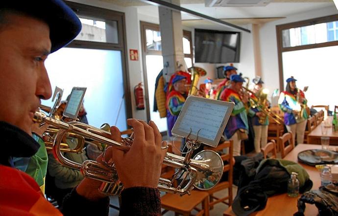 Músicos de Sugarri, que acompañan al Arco Iris todos los carnavales, estuvieron ayer en Tolosa.