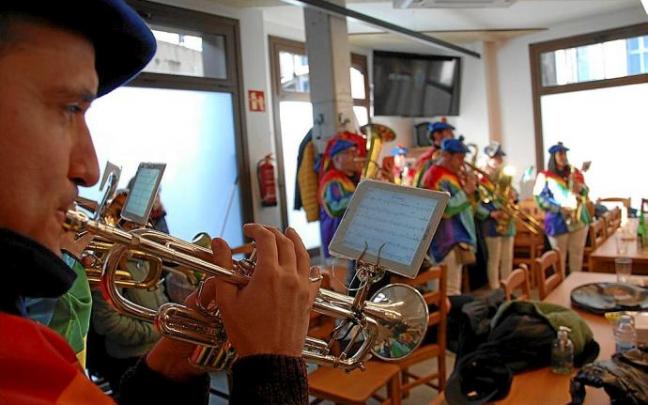 Músicos de Sugarri, que acompañan al Arco Iris todos los carnavales, estuvieron ayer en Tolosa.
