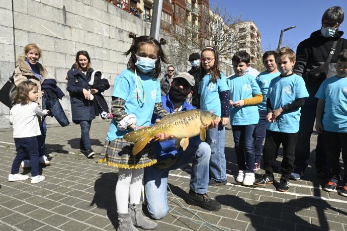 Ane ha pescado, en el primer día de la escuela de pesca del muelle de Ripa, una carpa.