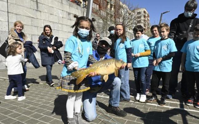 Ane ha pescado, en el primer día de la escuela de pesca del muelle de Ripa, una carpa.