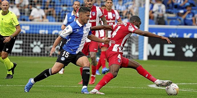 Toni Moya intenta detener a Kondogbia durante el último partido entre el Alavés y el Atlético disputado en Mendizorroza. Foto: Iñigo Foronda