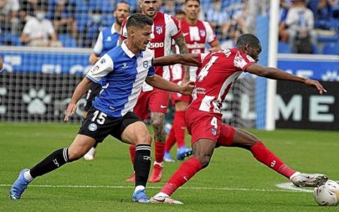 Toni Moya intenta detener a Kondogbia durante el último partido entre el Alavés y el Atlético disputado en Mendizorroza. Foto: Iñigo Foronda