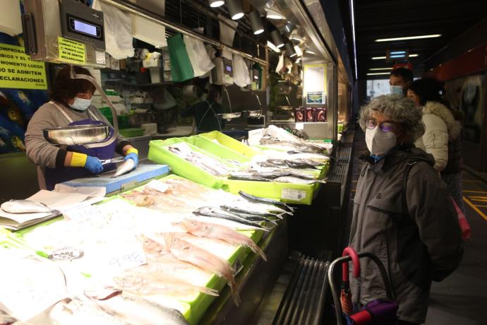 Imagen de archivo de un puesto de pescado en el mercado de La Ribera de Bilbao.