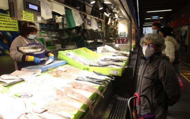 Imagen de archivo de un puesto de pescado en el mercado de La Ribera de Bilbao. Imagen de archivo de un puesto de pescado en el mercado de La Ribera de Bilbao.