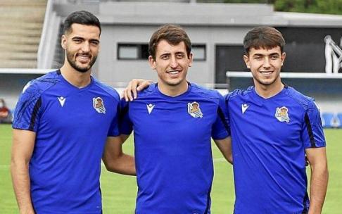 Mikel Merino, Mikel Oyarzabal y Martín Zubimendi han entrado en la lista de convocados y apuntan al equipo titular. Foto: Javi Colmenero