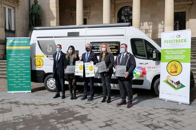 Presentación del caravana que se utilizará en la campaña 'Pesetrack' por Álava.