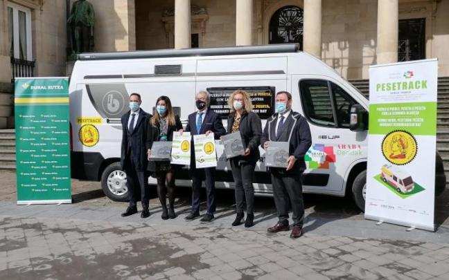 Presentación del caravana que se utilizará en la campaña 'Pesetrack' por Álava.