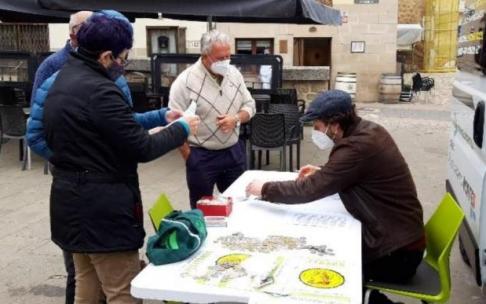 La caravana en uno de los puntos de recogida de pesetas.