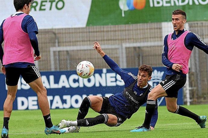 Lucas Torró, en el centro, entre Manu Sánchez y Oier, en una jugada en un entrenamiento en Tajonar.