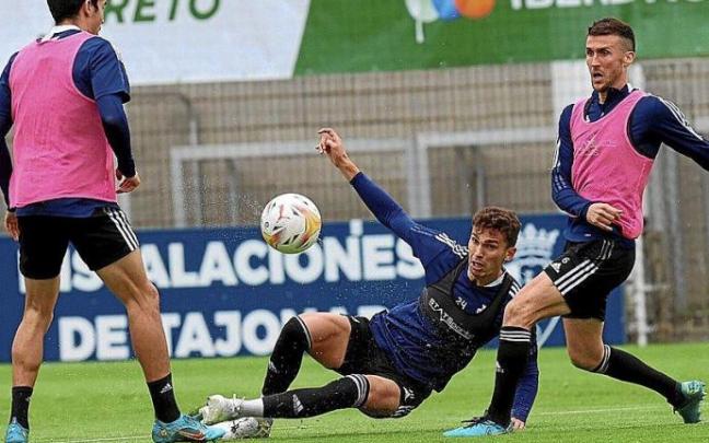 Lucas Torró, en el centro, entre Manu Sánchez y Oier, en una jugada en un entrenamiento en Tajonar.