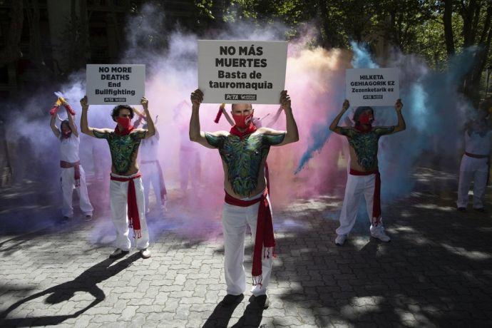 Protesta de AnimaNaturalis y PETA en 2020 para celebrar la cancelación de los encierros de San Fermín y pedir el final de la tauromaquia.