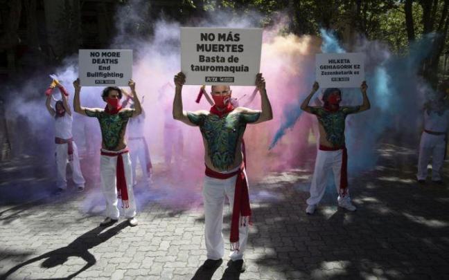 Protesta de AnimaNaturalis y PETA en 2020 para celebrar la cancelación de los encierros de San Fermín y pedir el final de la tauromaquia.
