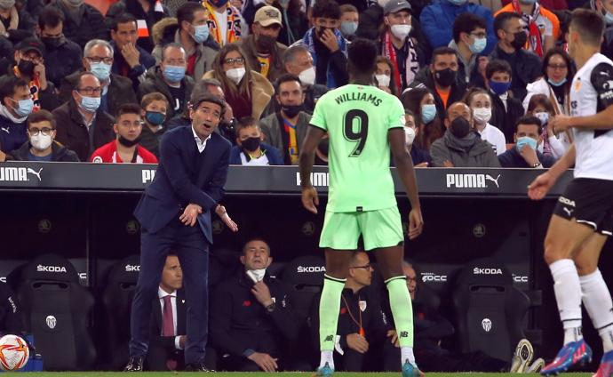 Marcelino García Toral da instrucciones a Iñaki Williams.