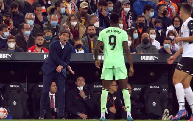 Marcelino García Toral da instrucciones a Iñaki Williams.