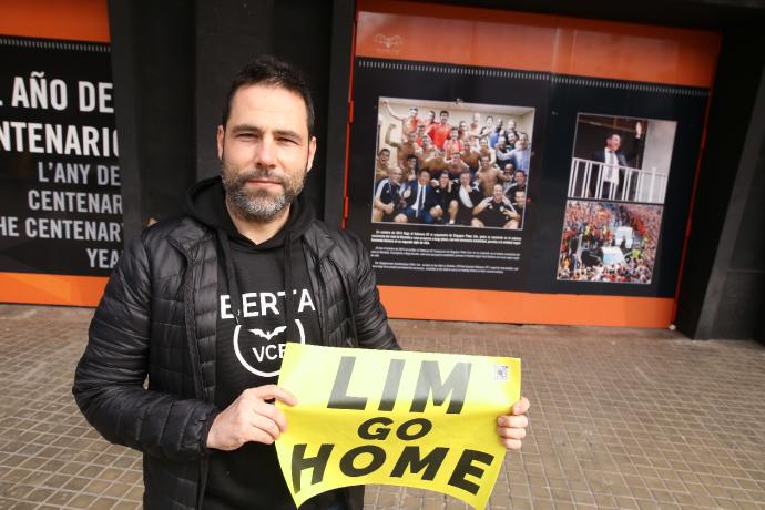 José Pérez, presidente de la plataforma Libertad VCF, posa con un cartel que reza 'Lim go home'.