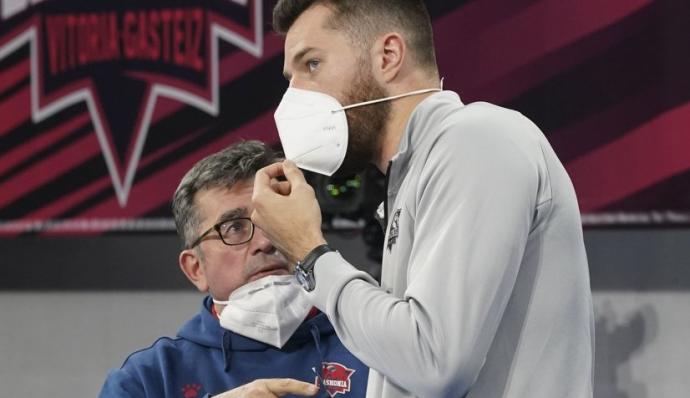 Peters charla con el médico del equipo durante el partido de Euroliga entre el Baskonia y el Panathinaikos