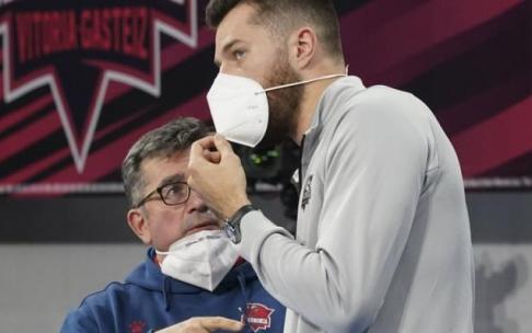 Peters charla con el médico del equipo durante el partido de Euroliga entre el Baskonia y el Panathinaikos