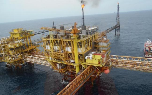 La subida del precio del petróleo es una de las causas, pero no la única, de la subida de la gasolina.