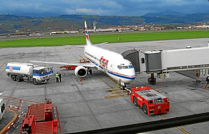 Un camión se prepara para abastecer de queroseno a un avión en el aeropuerto de Bilbao. Foto: DEIA