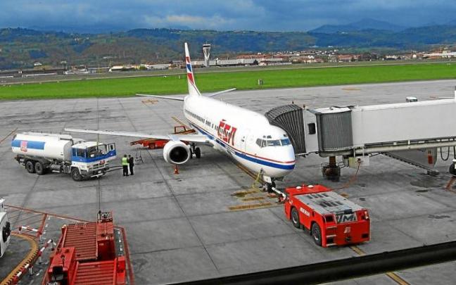 Un camión se prepara para abastecer de queroseno a un avión en el aeropuerto de Bilbao. Foto: DEIA Un camión se prepara para abastecer de queroseno a un avión en el aeropuerto de Bilbao. Foto: DEIA