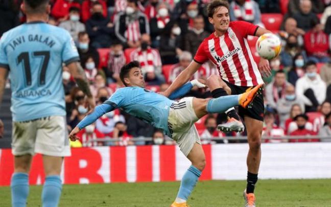 Alex Petxarroman disputa el balón con Fran Beltrán. Alex Petxarroman disputa el balón con Fran Beltrán.