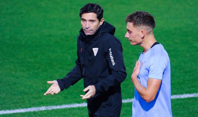 Marcelino habla con Petxarroman, que aún no se ha estrenado con el Athletic.