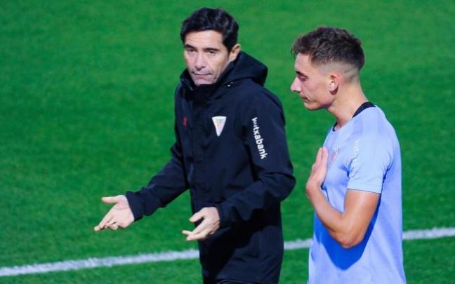Marcelino habla con Petxarroman, que aún no se ha estrenado con el Athletic. Marcelino habla con Petxarroman, que aún no se ha estrenado con el Athletic.