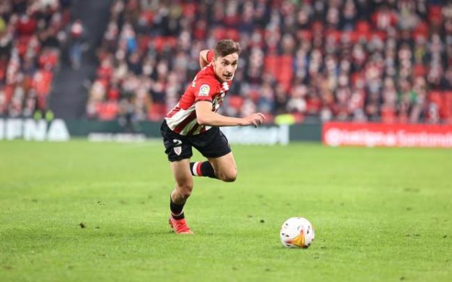 Petxarroman persigue el balón durante el partido contra el Espanyol. Petxarroman persigue el balón durante el partido contra el Espanyol.