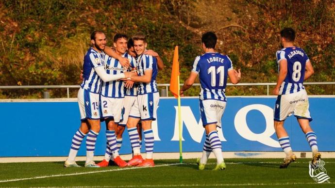 Petxarroman es felicitado por sus compañeros tras marcar un gol al Arenas esta temporada en Zubieta.