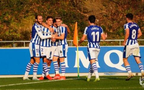 Petxarroman es felicitado por sus compañeros tras marcar un gol al Arenas esta temporada en Zubieta.