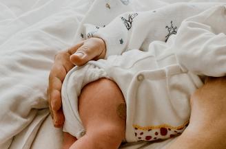 Imagen de un bebé recién nacido en brazos de su madre