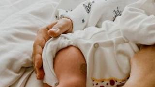 Imagen de un bebé recién nacido en brazos de su madre