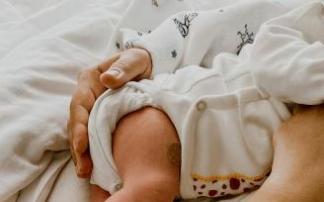 Imagen de un bebé recién nacido en brazos de su madre Imagen de un bebé recién nacido en brazos de su madre