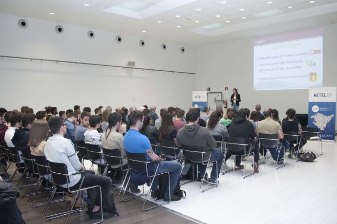 Alumnos de FP atienden en una ponencia organizada por Hetel.