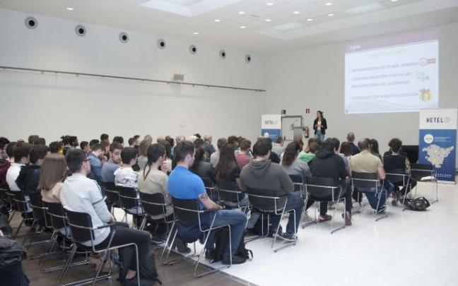 Alumnos de FP atienden en una ponencia organizada por Hetel.