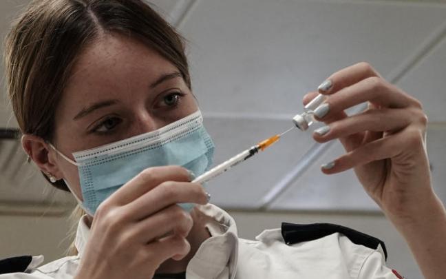 Una sanitaria prepara una dosis de la vacuna de Pfizer.