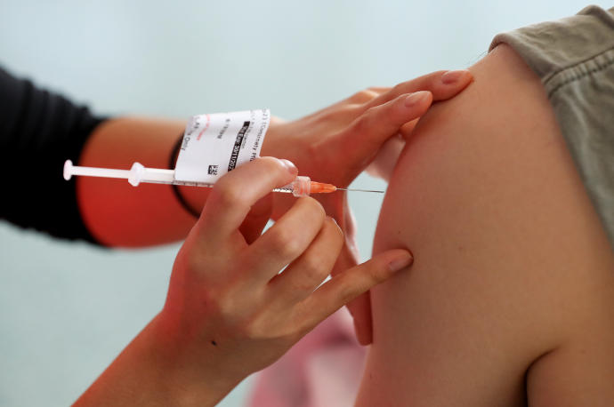 Un enfermero prepara una dosis de la vacuna de Pfizer.
