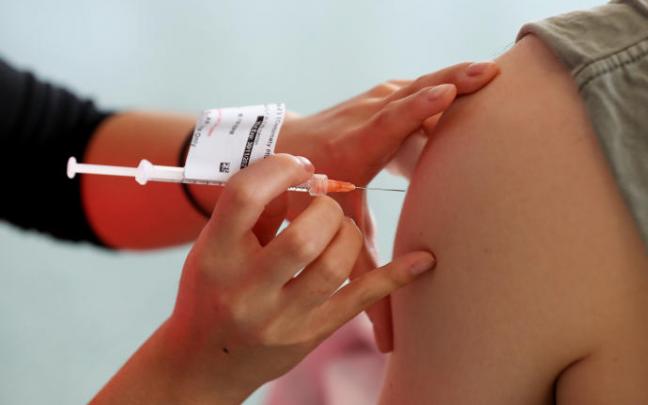 Un enfermero prepara una dosis de la vacuna de Pfizer. Un enfermero prepara una dosis de la vacuna de Pfizer.