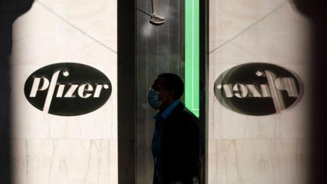 La píldora experimental reduce el riesgo de hospitalización y muerte en casi un 90 % entre los infectados, según Pfizer