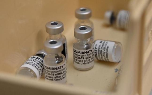 Viales de la vacuna de Pfizer.