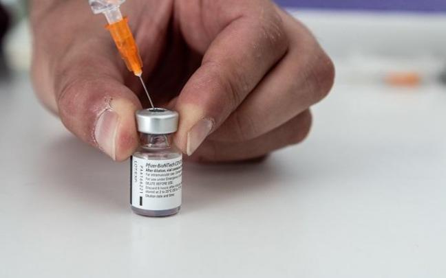 Dosis de la vacuna Pfizer-BioNtech contra la covid-19. Dosis de la vacuna Pfizer-BioNtech contra la covid-19.