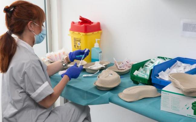 Una sanitaria preparando una dosis de la vacuna de Pfizer contra el coronavirus. Una sanitaria preparando una dosis de la vacuna de Pfizer contra el coronavirus.