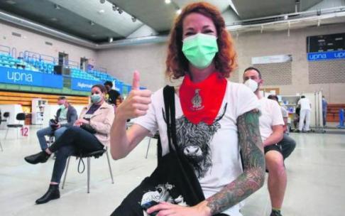 María Urdánoz Zazón, contenta tras ser vacunada, espera el tiempo reglamentario para comprobar que no le hacía ninguna reacción.