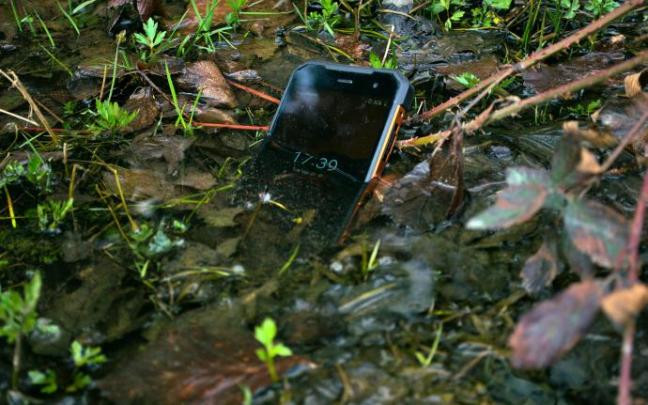 La inmersión del teléfono móvil es una de las principales causas de avería fatal. La inmersión del teléfono móvil es una de las principales causas de avería fatal.
