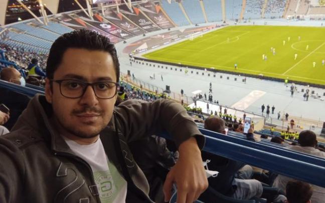 Anwar Alkhatib, sirio residente en Arabia Saudí y seguidor del Athletic, observando la semifinal.